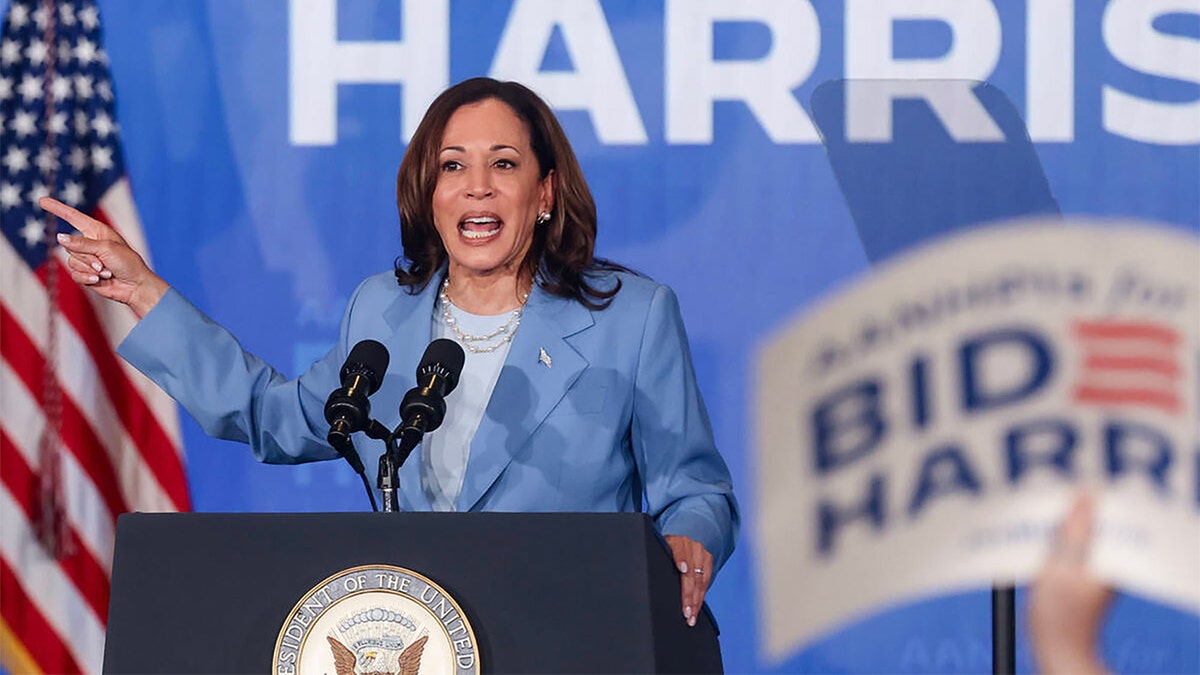 La Vicepresidenta Kamala Harris en el podio