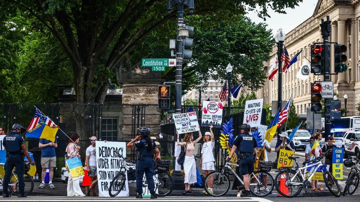 Ucranianos y simpatizantes asisten a una manifestación de solidaridad con Ucrania frente al Monumento a Washington durante la 75ª Cumbre de la OTAN en Washington, DC.