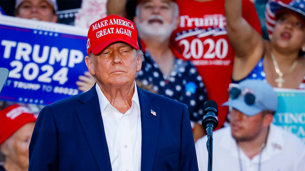 Donald Trump con sombrero MAGA