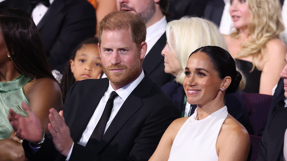 harry y meghan sentados en los premios espy