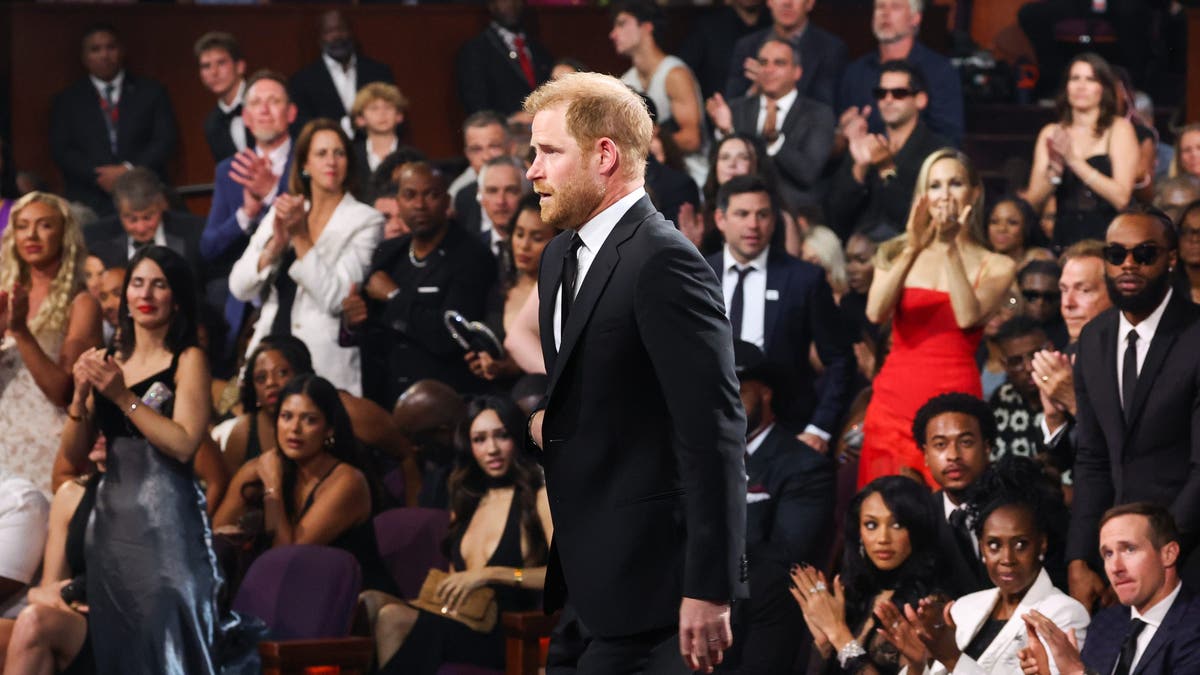 harry caminando hacia el escenario en espys delante de la multitud