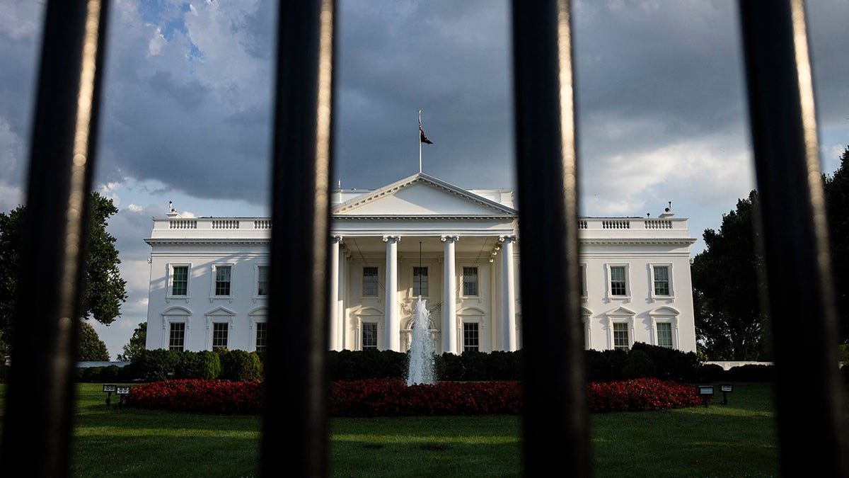 White House exterior behind gate
