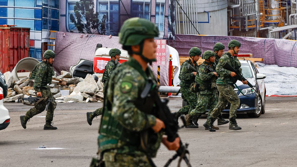 Soldados taiwaneses se despliegan durante un simulacro de guerra y catástrofe como parte del Simulacro Anual de Incursión Aérea Wan-An en un puerto marítimo de Nuevo Taipei, Taiwán, el 23 de julio de 2024. Al simulacro, que coincide con el Ejercicio anual Han Kuang, se unen cerca de 2.000 personas de organismos gubernamentales, incluidos los servicios militares, de extinción de incendios y de rescate. Se celebra para simular respuestas de emergencia ante grandes catástrofes y ataques de China, ya que Pekín ha aumentado su presencia militar en el estrecho de Taiwán.