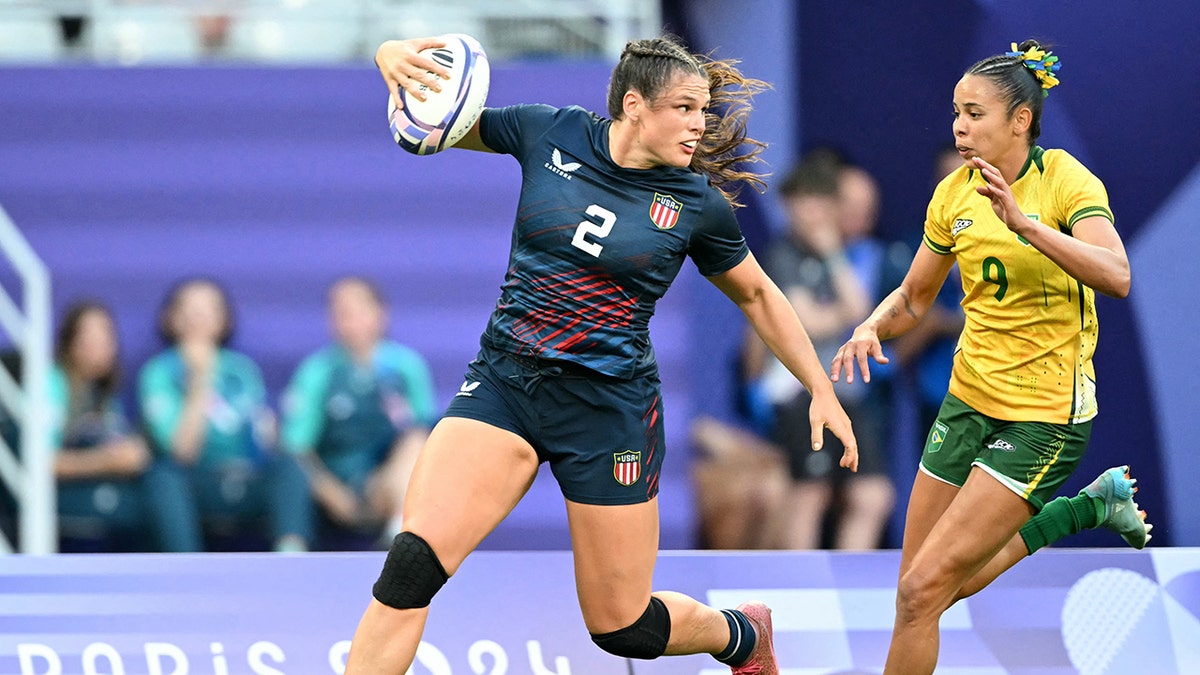 ilona maher perseguida durante un partido de rugby femenino en las olimpiadas