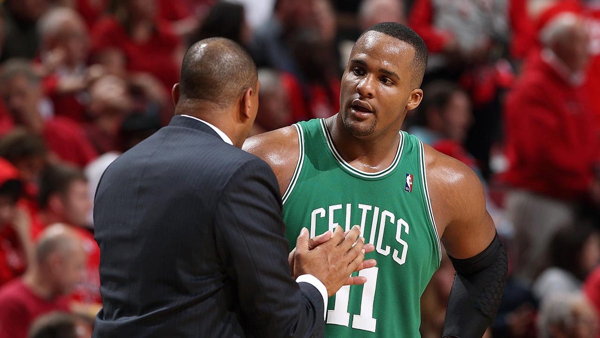 Glen Davis habla con Doc Rivers