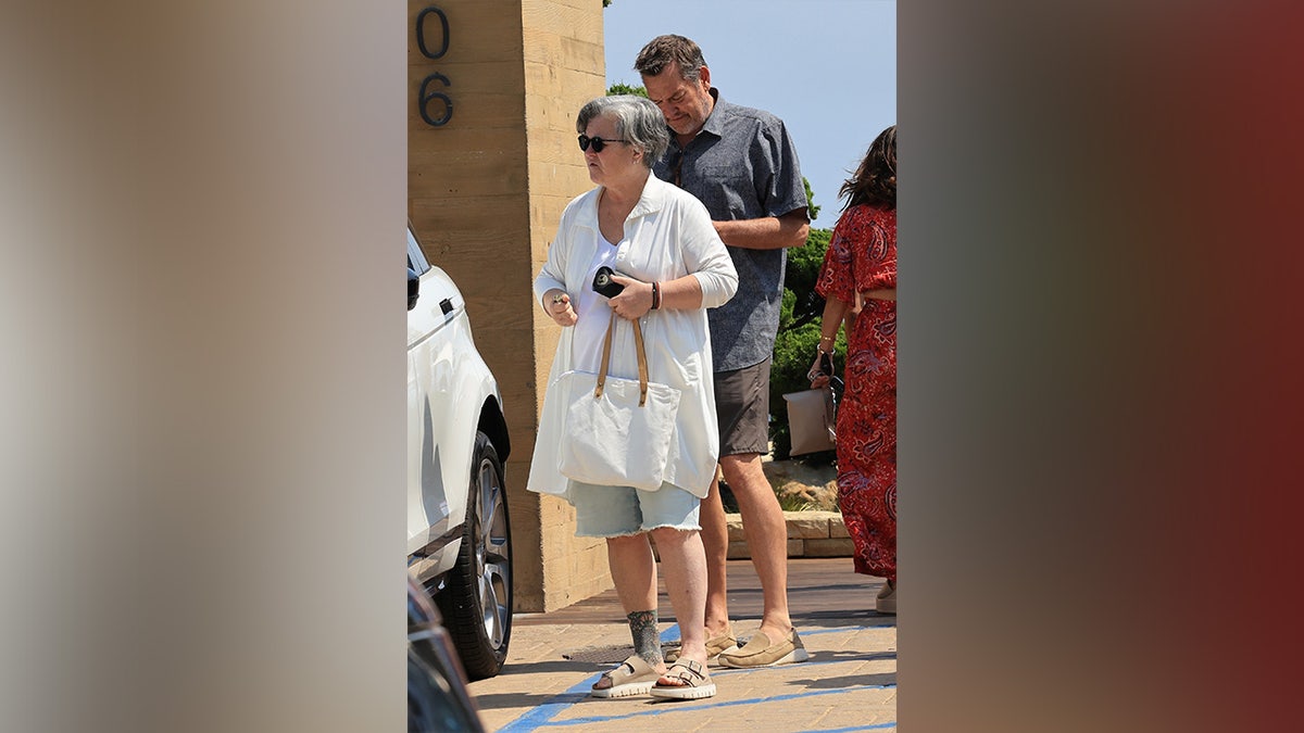 Rosie O'Donnell disfruta de un almuerzo con amigos en el restaurante Nobu de Malibú