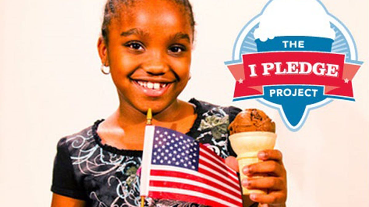 Niña sosteniendo una bandera y un helado con el logotipo "I Pledge Project" en una esquina.