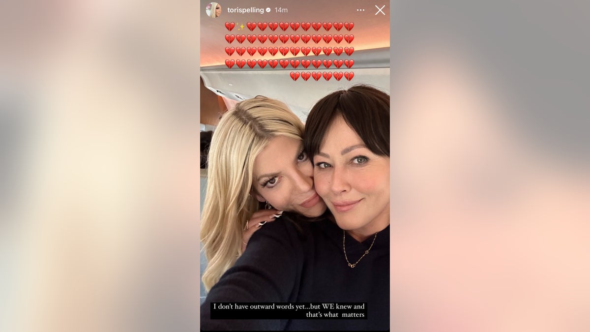 Tori Spelling abrazando a Shannen Doherty en una captura de pantalla de Instagram