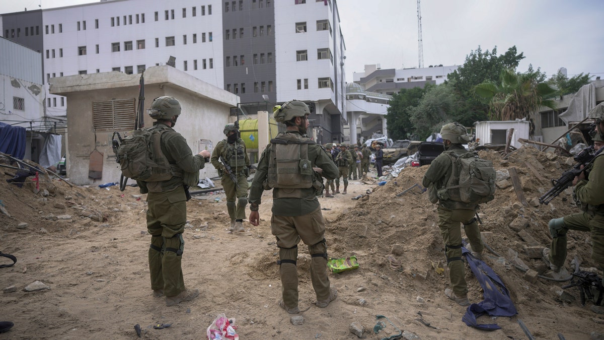 اسرائیلی فوجی غزہ شہر میں شفا ہسپتال کے باہر کھڑے ہیں۔