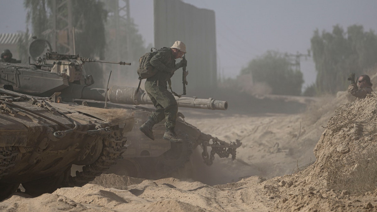 Un soldado israelí se apea de su tanque cerca de la frontera entre Israel y Gaza, en el sur de Israel.