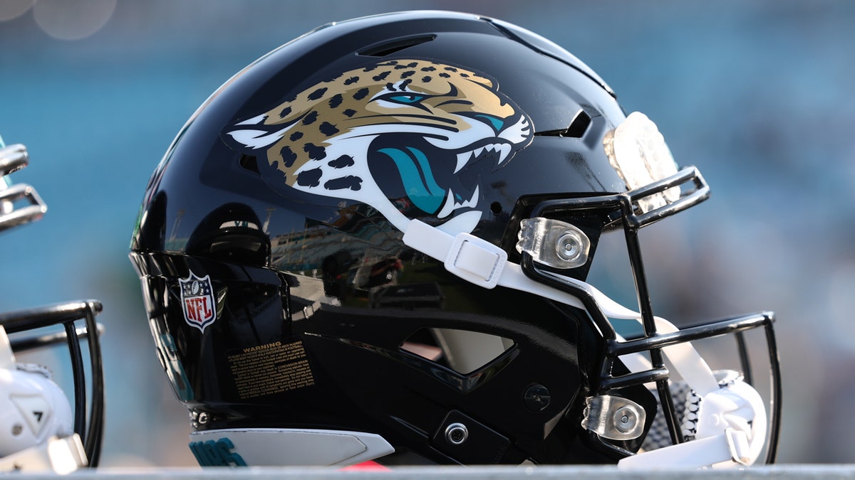 Se ve un casco de los Jacksonville Jaguars en la línea de banda antes de un partido de pretemporada contra los Miami Dolphins en el EverBank Stadium el sábado 26 de agosto de 2023, en Jacksonville, Florida.