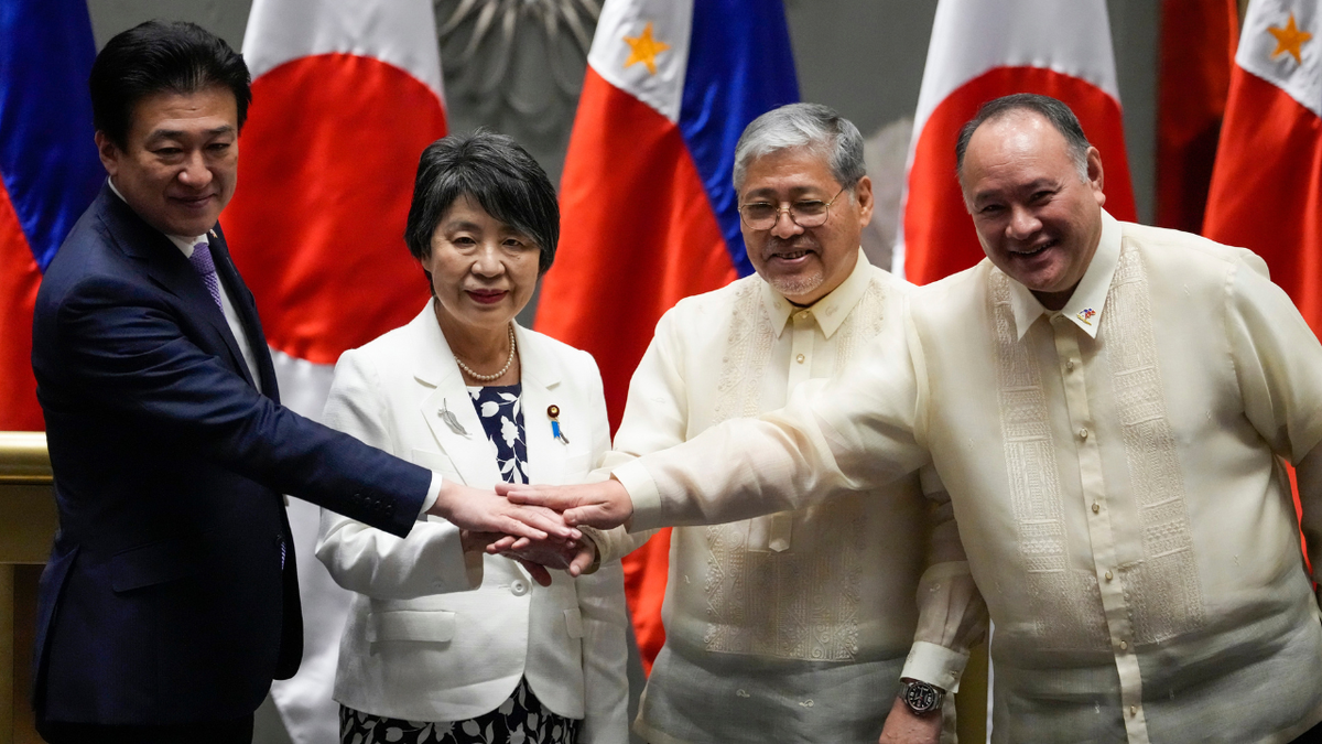 De izquierda a derecha, el Ministro de Defensa de Japón, Minoru Kihara, el Ministro de Asuntos Exteriores de Japón, Yoko Kamikawa, el Secretario de Asuntos Exteriores de Filipinas, Enrique Manalo, y el Secretario de Defensa de Filipinas, Gilberto Teodoro Jr., se dan la mano.