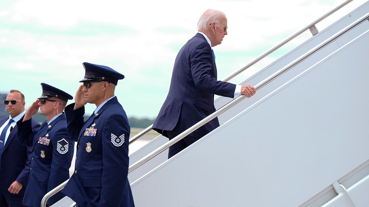 El presidente Joe Biden sube al Air Force One en la base aérea de Dover