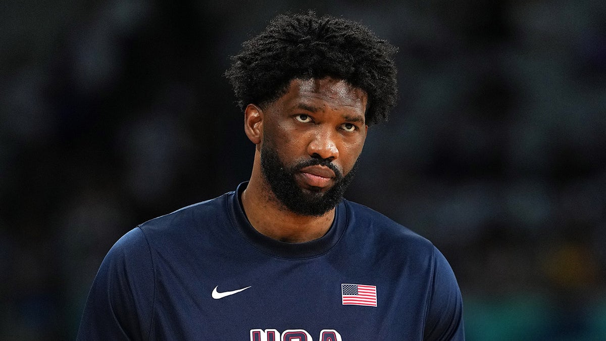 Joel Embiid luce en la cancha