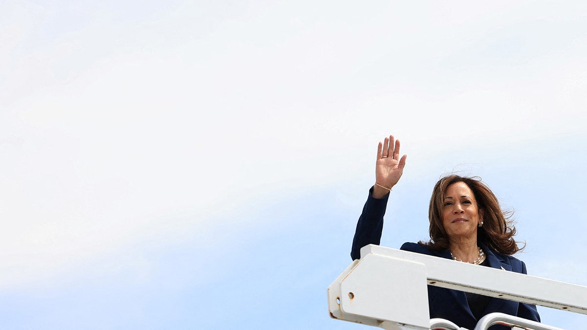 Kamala Harris desembarca del Air Force Two a su llegada para hacer campaña en Milwaukee, Wisconsin