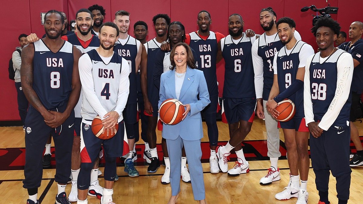 Kamala Harris asiste a un entrenamiento de USA Basketball