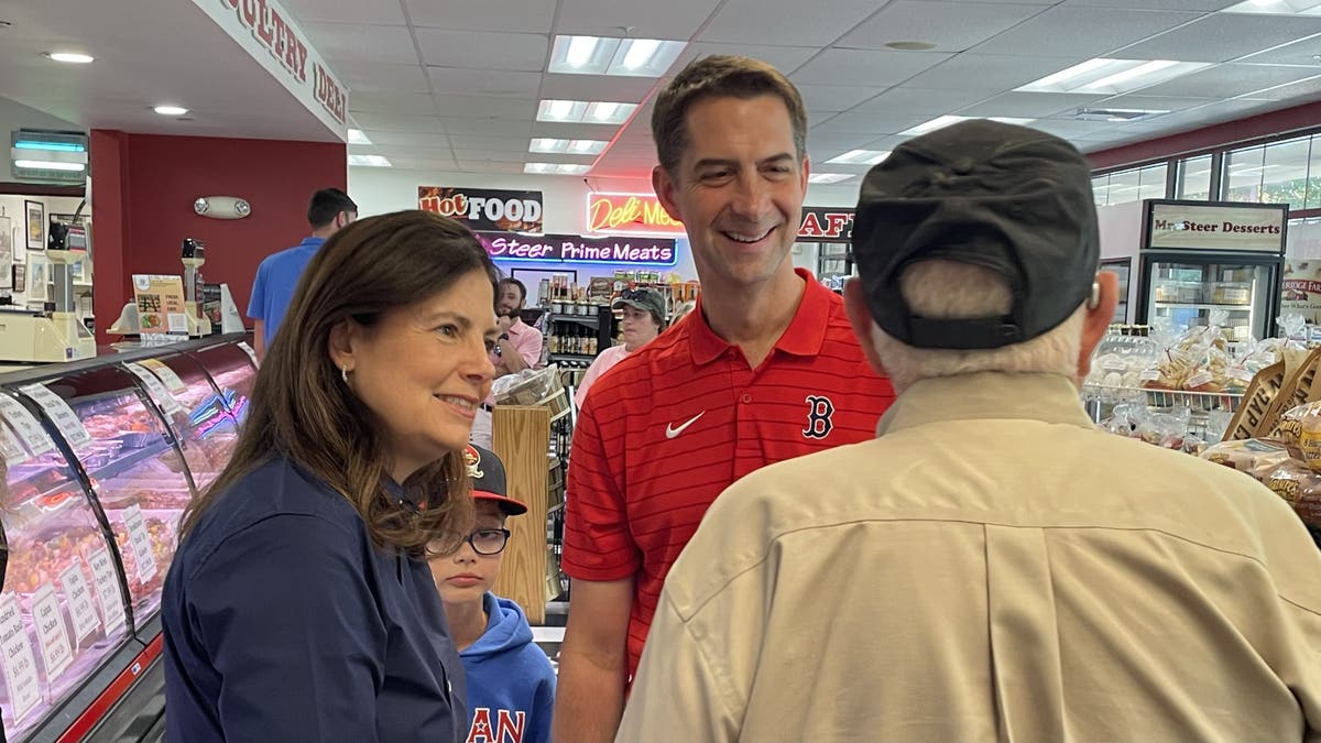 El senador Tom Cotton de Arkansas se une en campaña a la ex senadora Kelly Ayotte, favorita para la nominación del partido republicano a la gobernación de Nuevo Hampshire