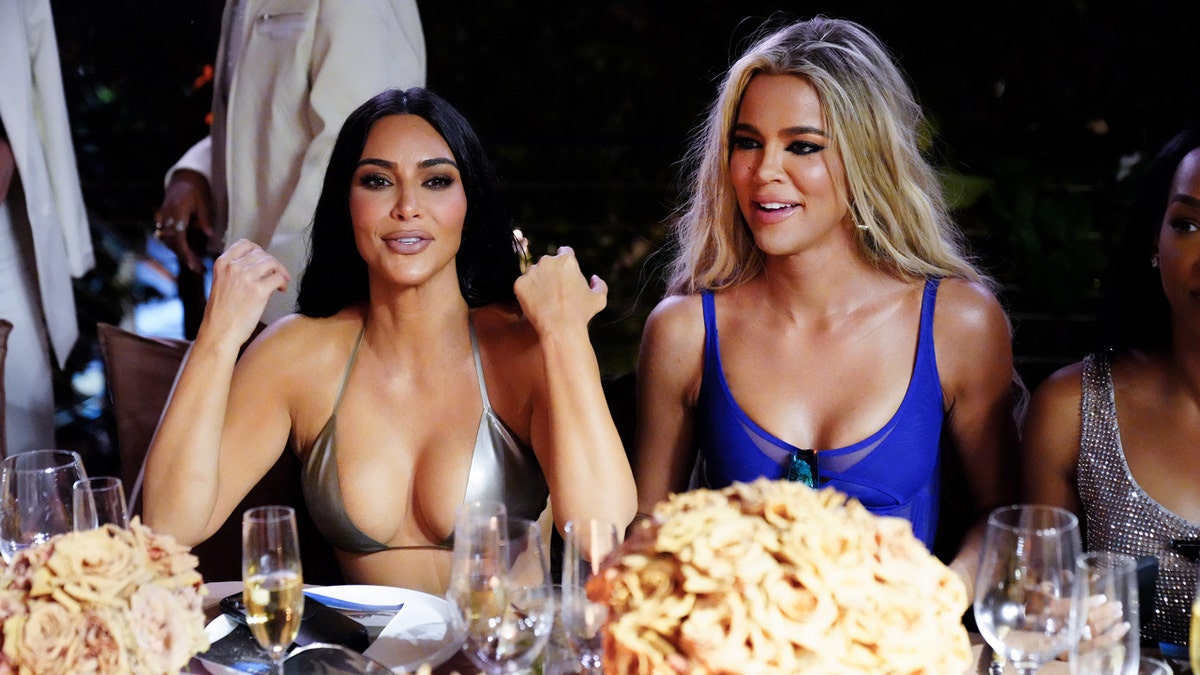 Kim Kardashian y Khloé asisten a un evento