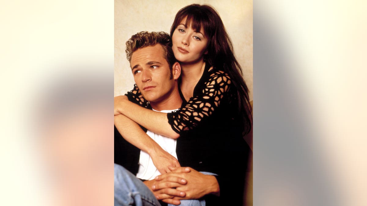 Shannen Doherty hugging Luke Perry