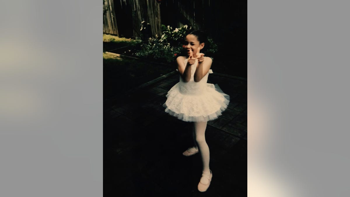 Madison McGhee de niña vestida de bailarina.