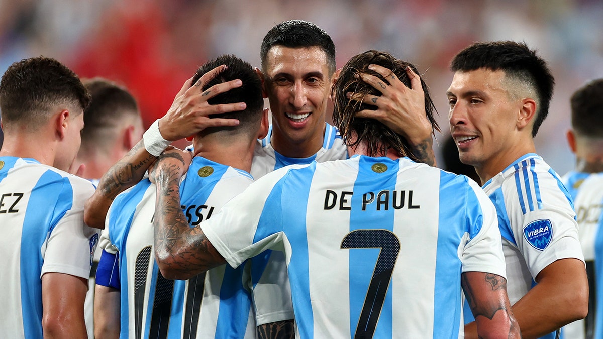 Ángel Di María embraces Lionel Messi and Rodrigo De Paul after goal