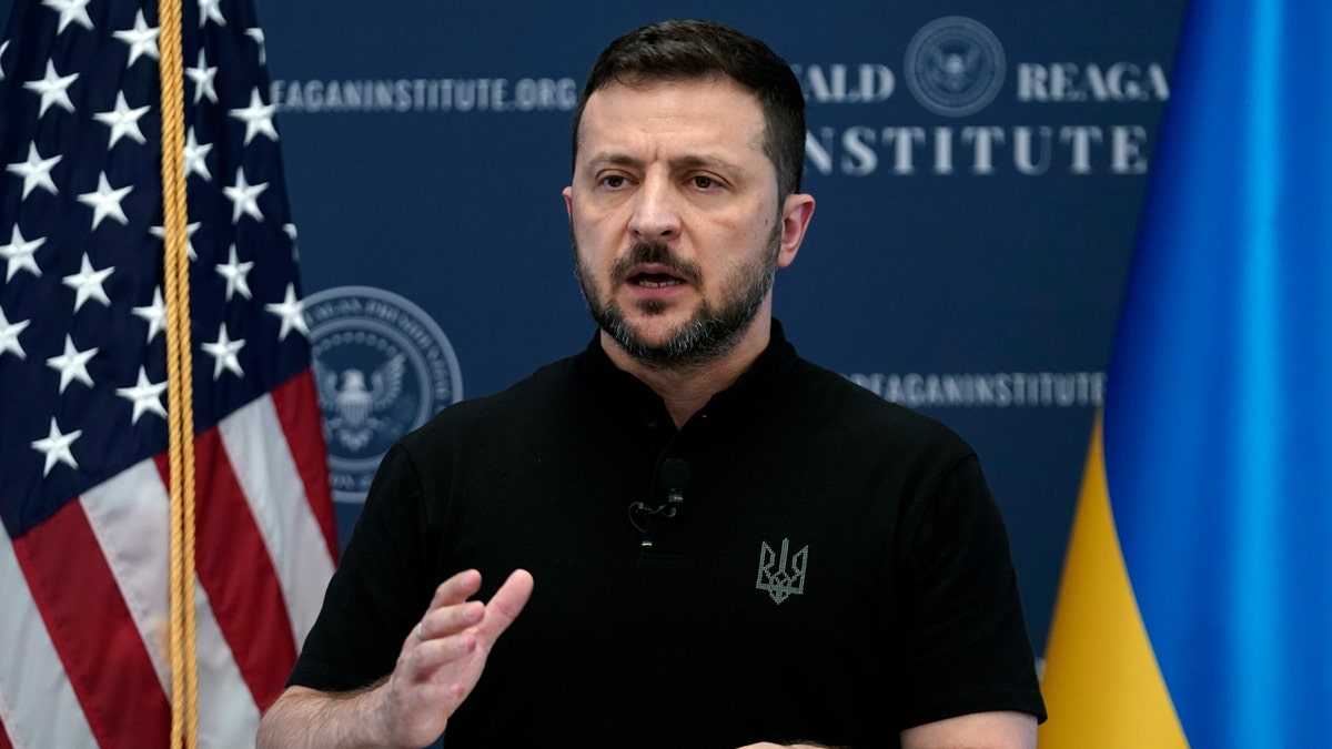 El presidente ucraniano, Volodymyr Zelenskyy, habla en el Instituto Ronald Reagan al margen de la Cumbre de la OTAN.