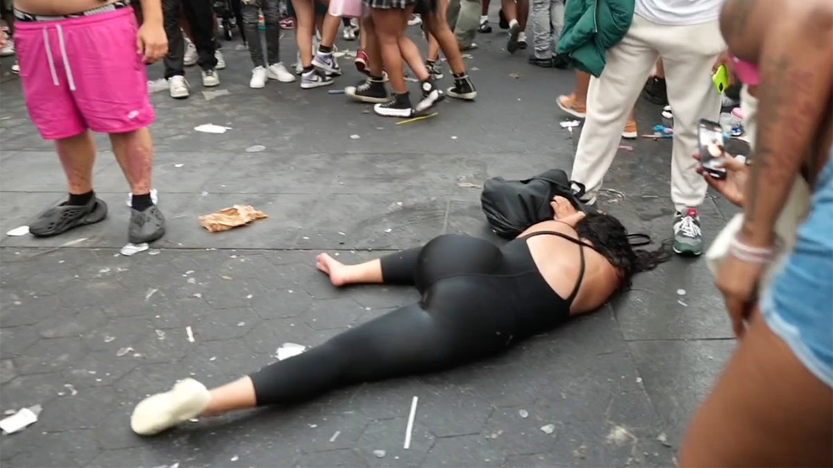 Momentos de caos que eclodiram no Washington Square Park de Nova York após a Parada do Orgulho