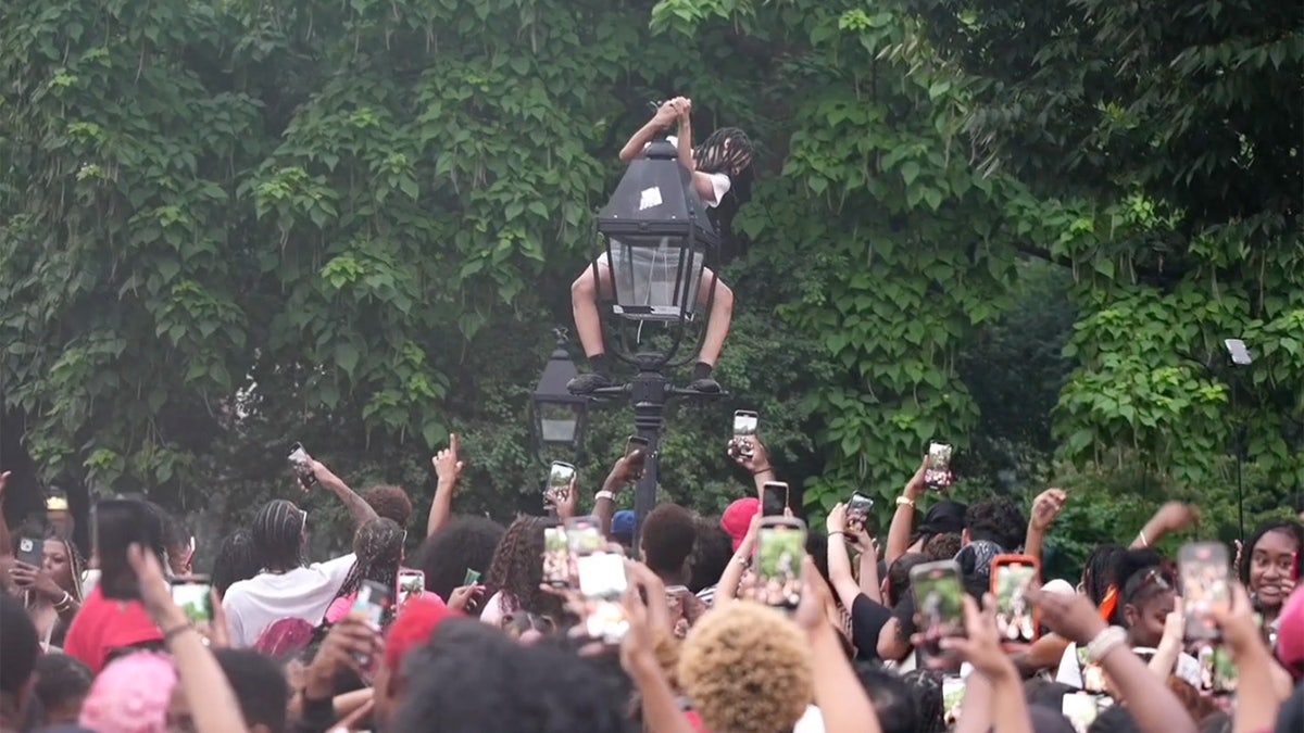 Momentos de caos que eclodiram no Washington Square Park de Nova York após a Parada do Orgulho