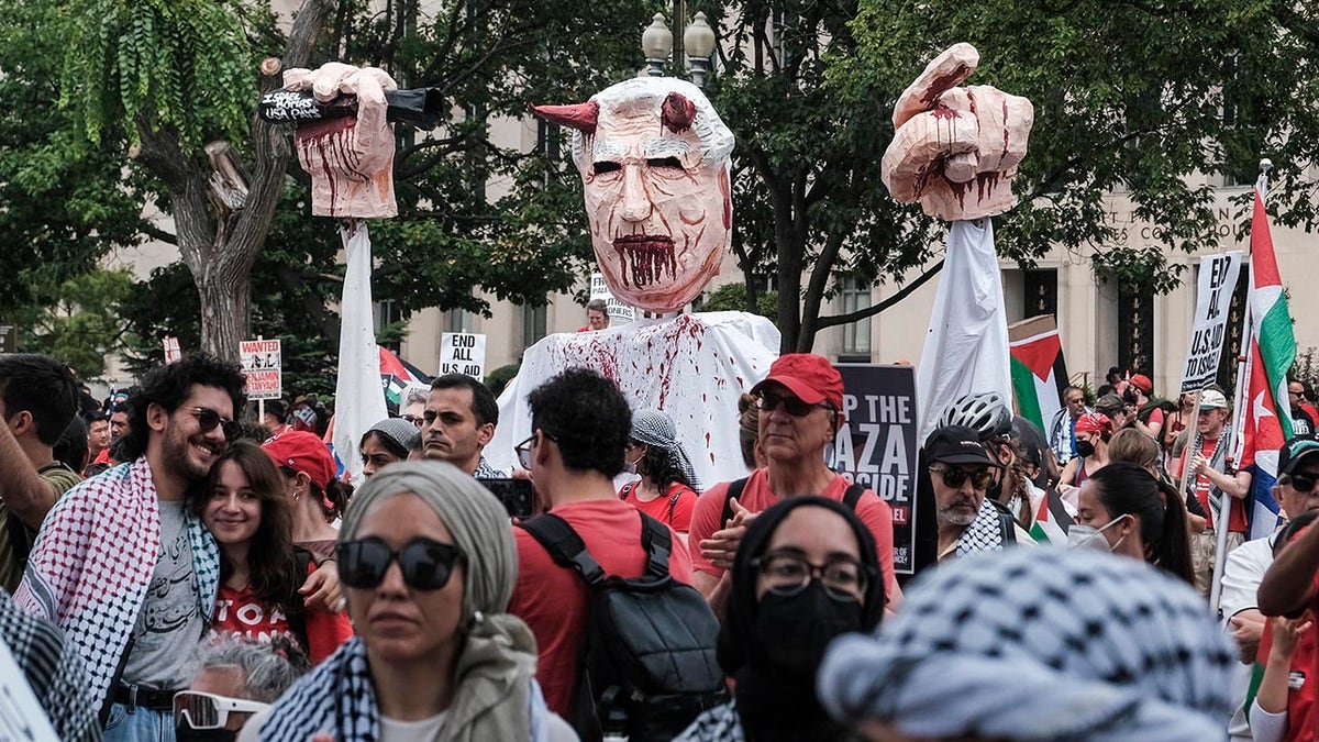 Netanyahu protesters holding up an effigy