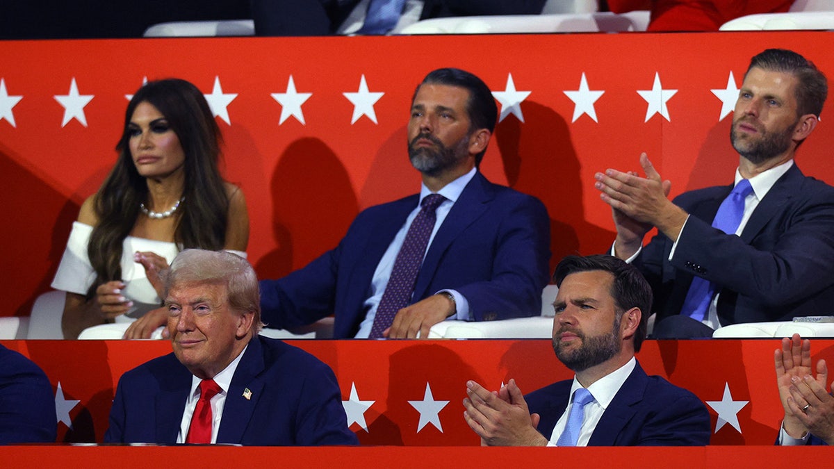 El candidato republicano a la presidencia y ex presidente de EE.UU. Donald Trump y el candidato republicano a la vicepresidencia J.D. Vance se sientan con Donald Trump Jr., Kimberly Guilfoyle y Eric Trump