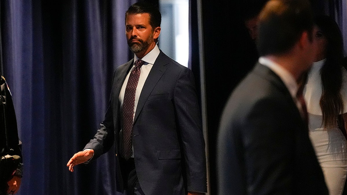 Donald Trump Jr. llega durante el primer día de la Convención Nacional Republicana