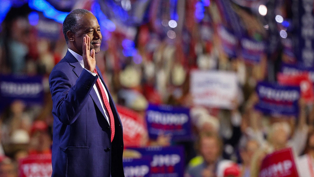 El Dr. Ben Carson habla en el segundo día de la Convención Nacional Republicana