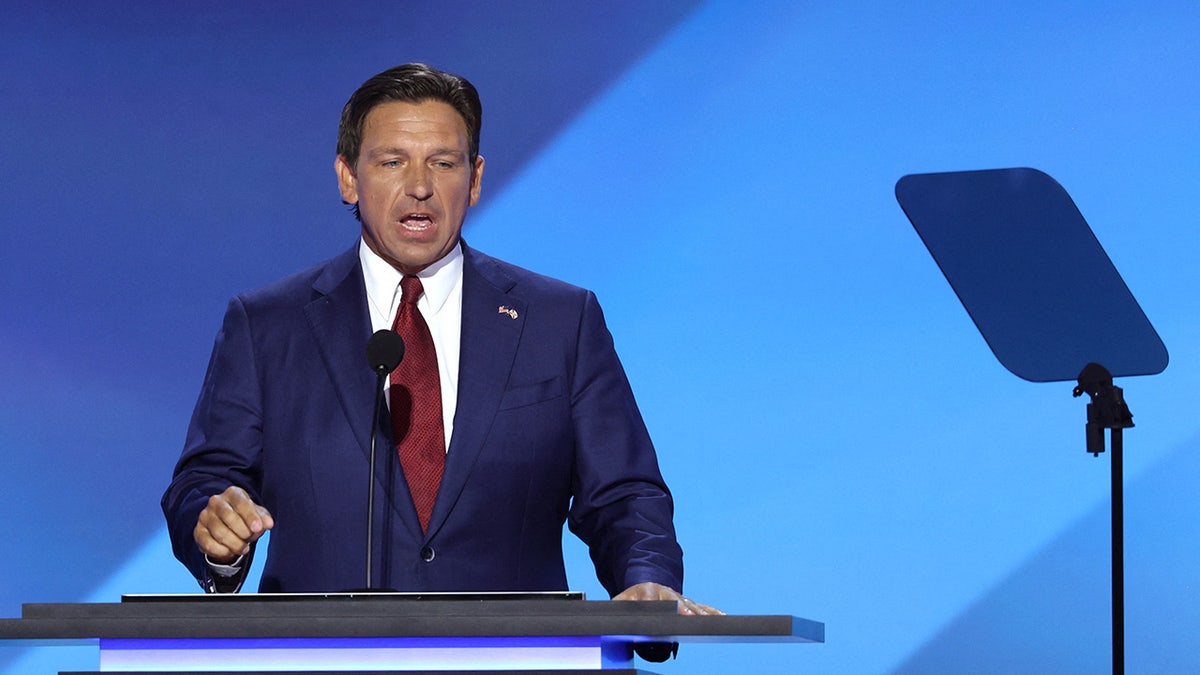 Ron DeSantis habla en el segundo día de la Convención Nacional Republicana