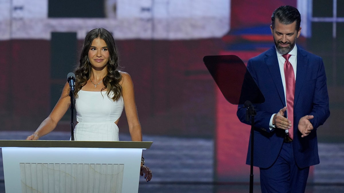 Donald Trump Jr. y su hija Kai Madison en el escenario durante la Convención Nacional Republicana