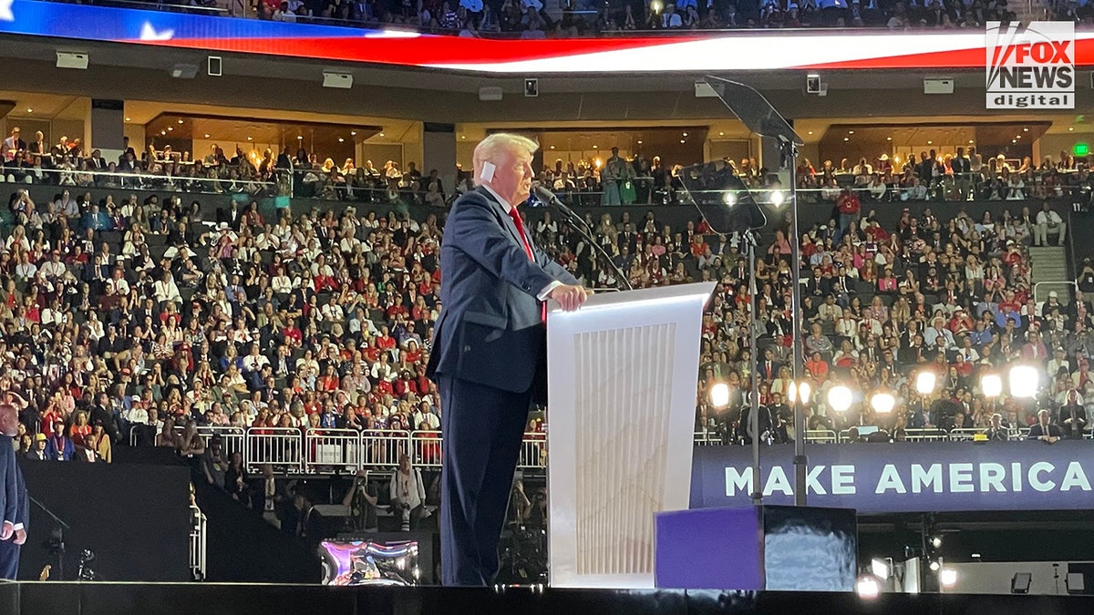 El ex presidente Donald Trump  se dirige a la multitud en la Convención Nacional Republicana