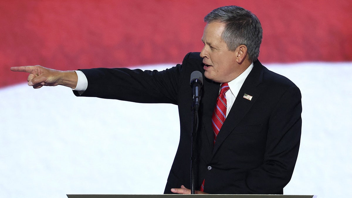 El senador Steve Daines habla el cuarto día de la Convención Nacional Republicana