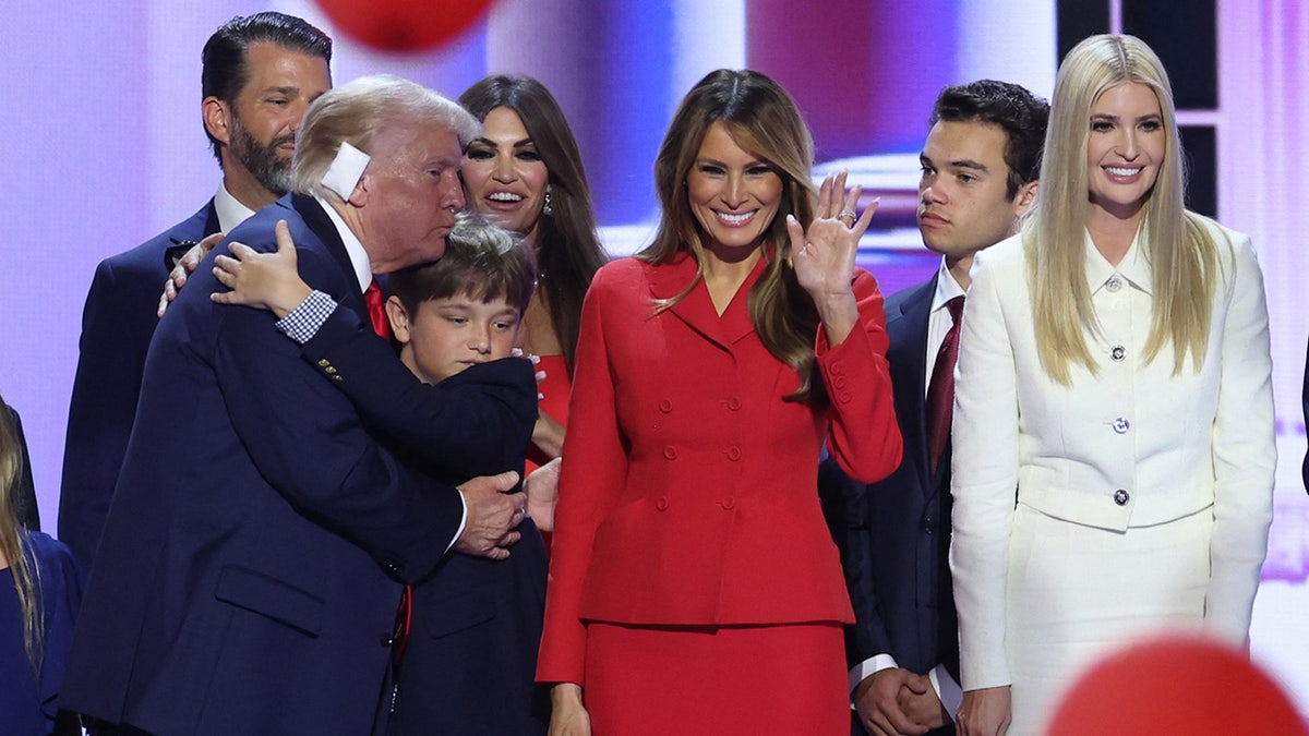 O candidato presidencial republicano, ex-presidente Donald Trump, no centro, está no palco com Melania Trump e outros membros de sua família durante a Convenção Nacional Republicana