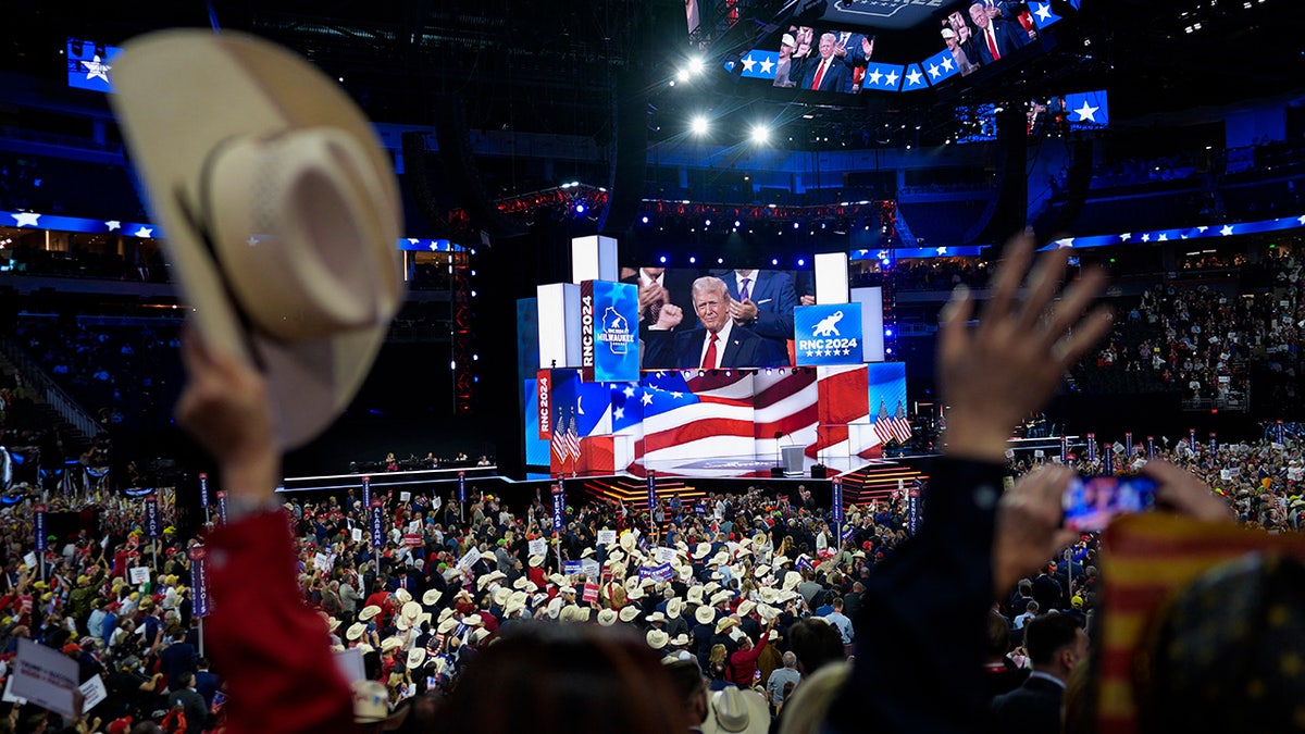 plano general de Trump hablando en el RNC 