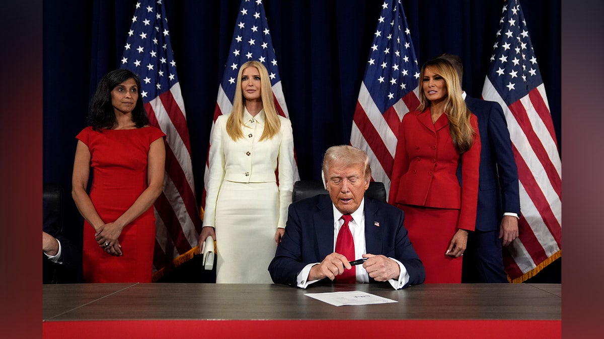 Enquanto Usha Chilukuri Vance, Ivanka Trump e a ex-primeira-dama Melania Trump assistem, o candidato presidencial republicano, ex-presidente Donald Trump, e o candidato republicano a vice-presidente, senador JD Vance, R-Ohio, assinam a papelada para aceitar oficialmente as indicações durante o último dia da Convenção Nacional Republicana.