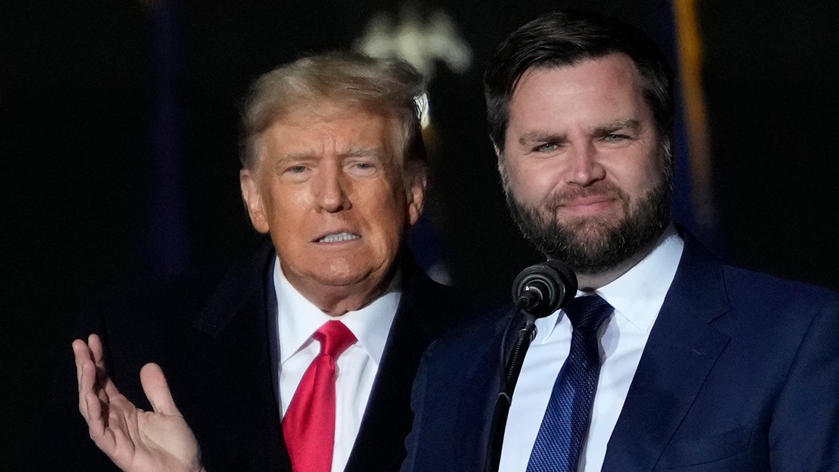 El ex presidente de EE.UU. Donald Trump y JD Vance saludan a los simpatizantes durante el mitin