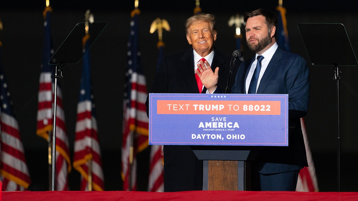 Donald Trump convida JD Vance para o palco