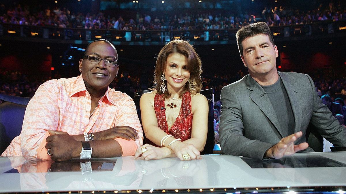 Randy Jackson, Paula Abdul i Simon Cowell w "Amerykański Idol" stół sędziowski.