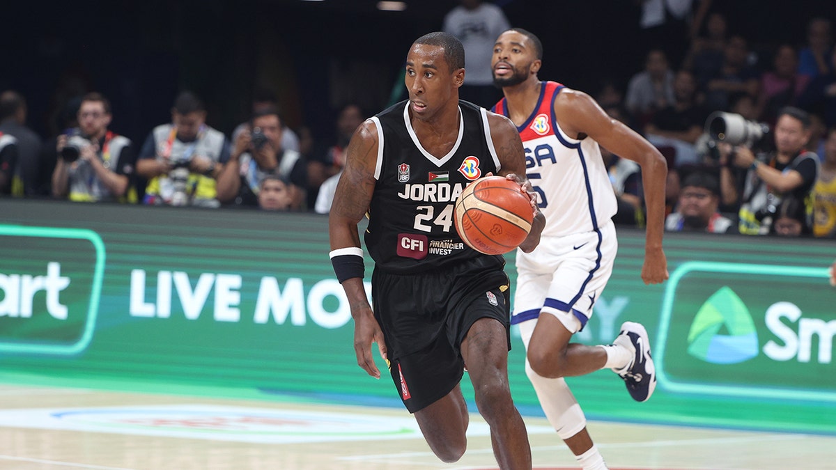 Rondae Hollis-Jefferson dribbles