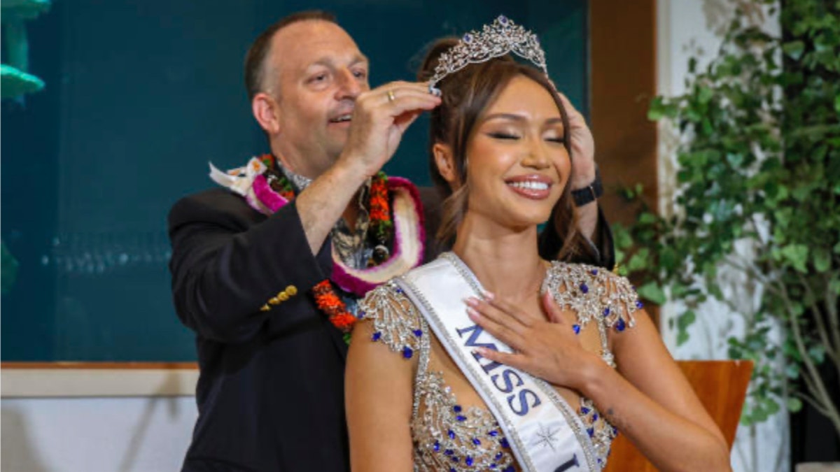 savannah gankiewicz, miss eeuu, coronada por el gobernador de hawaii, el Dr. Josh Green.