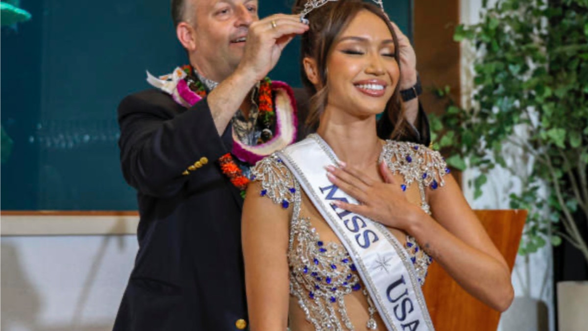 miss usa savannah gankiewicz being crowned by Hawaii Gov. Dr. Josh Green.