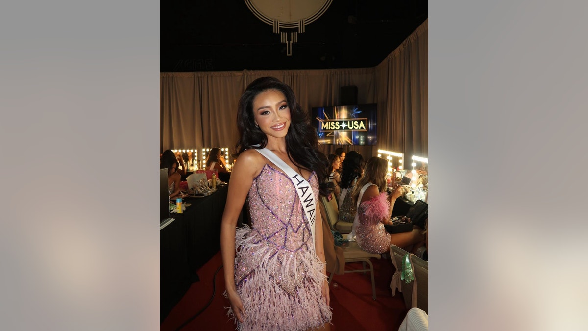 miss usa samantha gankiewicz sonriendo en un camerino