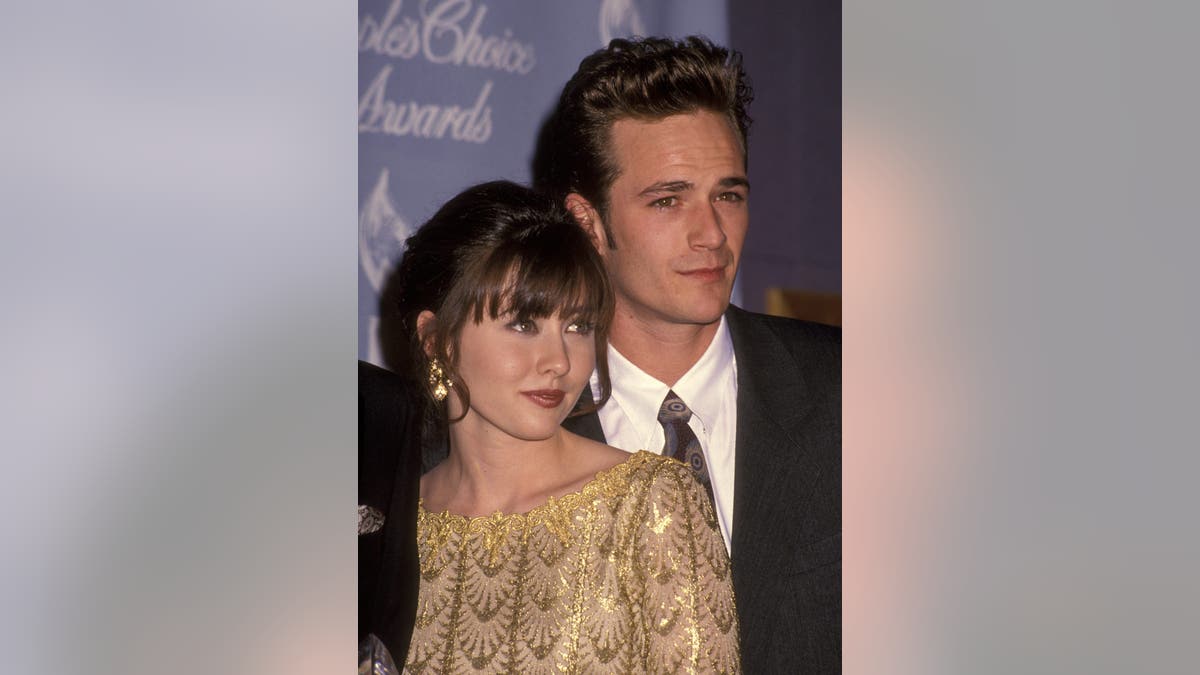 Shannen Doherty y Luke Perry posando juntos