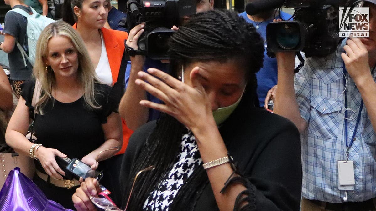 Sharitta Grier llorando en el aeropuerto