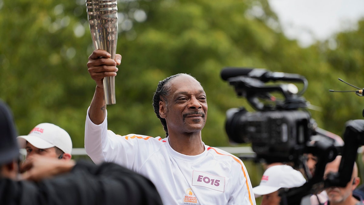 Snoop Dogg carries torch