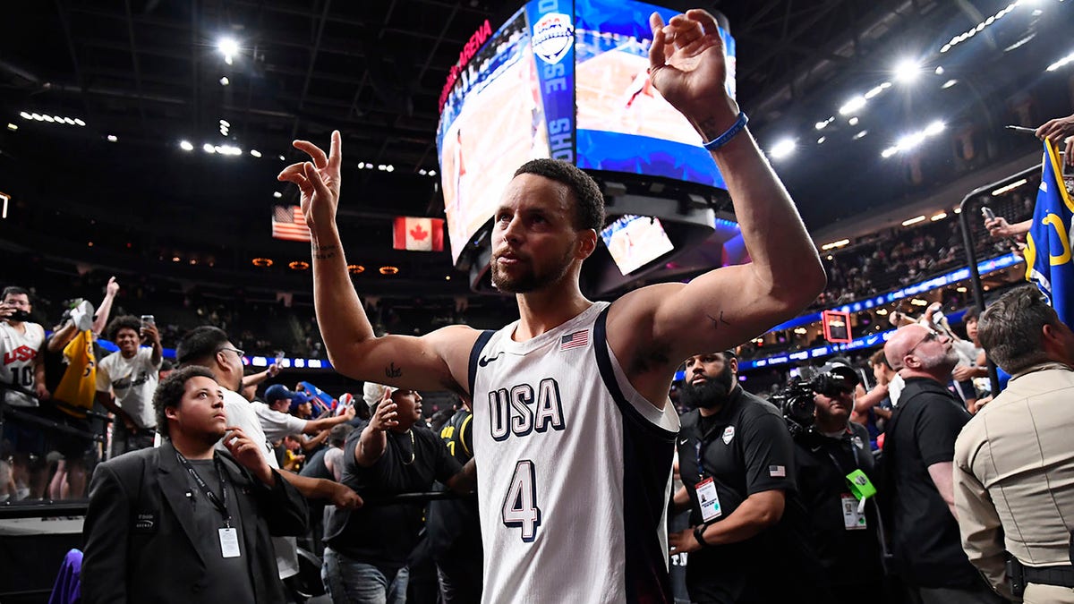 Stephen Curry thanks the crowd